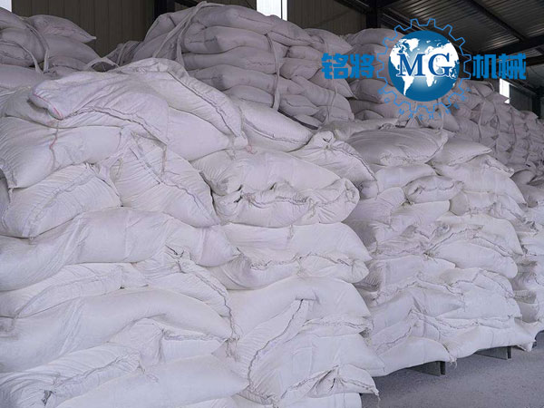 貴的膩?zhàn)臃酆捅阋说膮^(qū)別，如何選購好的膩?zhàn)臃郏? /> 
</p>
　　<strong>貴的膩?zhàn)臃酆捅阋说膮^(qū)別</strong><br />
<p>
	　　粉質(zhì)不同：
</p>
<p>
	<span style=