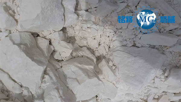 膩?zhàn)臃圩詈?jiǎn)單的配方，膩?zhàn)臃叟浞郊芭淞? /> 
</p>
　　<strong>1、普通內(nèi)墻膩?zhàn)臃叟浞?/strong><br />
　　膠粉2～2.2%、雙飛粉(或滑石粉)98%<br />
　　<strong>2、普通高硬內(nèi)墻膩?zhàn)臃叟浞?/strong><br />
　　膠粉1.8～2.2%、雙飛粉(或滑石粉)90～60%、熟石膏粉(建筑石膏、半水石膏)10～40%<br />
　　<strong>3、高硬耐水內(nèi)墻膩?zhàn)臃叟浞?/strong><br />
　　配方一：膠粉1～1.2%、雙飛粉70%、灰鈣粉30%<br />
　　配方二：膠粉0.8～1.2%、雙飛粉60%、灰鈣粉20%、白水泥20%<br />
　　<strong>4、普通石膏膩?zhàn)臃叟浞?/strong><br />
　　膩?zhàn)幽z粉(NSJF-22)　1～2%、熟石膏粉(建筑石膏、半水石膏)70%、滑石粉(或雙飛粉)30%、石膏緩凝劑1%<br />
　　<strong>5、水性木器膩?zhàn)臃叟浞?/strong><br />
　　水性木器膩?zhàn)幽z粉(NSJF-12)8～10%、雙飛粉(重鈣粉)60%、石膏粉24%、滑石粉6～8%<br />
　　<strong>6、高硬耐水洗防霉內(nèi)墻膩?zhàn)臃叟浞?/strong><br />
　　配方一：膠粉0.4～0.45%、雙飛粉70%、灰鈣粉30%<br />
　　配方二：膠粉0.4～0.45%、雙飛粉60%、灰鈣粉20%、白水泥20%<br />
　　<strong>7、彩色外墻膩?zhàn)臃叟浞?/strong><br />
　　NSJF-6彩色膩?zhàn)幽z粉1～1.5%、白水泥425#10%、精制灰鈣粉(氧化鈣≥70%)15%、耐思防裂添加劑2%、納基膨潤(rùn)土5%、石英沙(白度≥85%硅≥99%)15%、黃色彩玉粉52%、彩色膩?zhàn)幽退几男詣?.2%<br />
　　<strong>8、彈性耐水洗外墻防裂膩?zhàn)臃叟浞?/strong><br />
　　膠粉0.8～1.8%、白水泥(黑水泥)30%、雙飛粉40%、灰鈣粉30%、防裂添加劑1～2%<br />
　　<strong>9、柔性?xún)?nèi)墻膩?zhàn)臃蹍⒖寂浞?/strong><br />
　　配方一：NSJF-1膠粉1.3～1.5%、雙飛粉80%、灰鈣粉20%<br />
　　配方二：NSJF-1膠粉1.3～1.5%、雙飛粉70%、灰鈣粉20%、白水泥10%<br />
　　<strong>10、彈性馬賽克瓷磚外墻防裂膩?zhàn)臃叟浞?/strong><br />
　　NSJF-11B膠粉1.2～2.2%、白水泥(黑水泥)30%、雙飛粉30%、灰鈣粉20%、石英粉(砂)20%、耐思防裂添加劑2～3%。<br />
　　關(guān)于膩?zhàn)臃圩詈?jiǎn)單的配方，膩?zhàn)臃叟浞郊芭淞暇蜑榇蠹医榻B到這里，配方?jīng)Q定著質(zhì)量，如果膩?zhàn)臃鄄缓糜?，那么就要考慮是不是原料配料比的問(wèn)題，想要了解更多膩?zhàn)臃壑R(shí)，歡迎關(guān)注我們。<br />
                </div>

                <div   id=