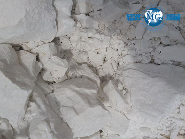 膩?zhàn)臃酆褪喾鄣膮^(qū)別，分辨膩?zhàn)臃酆褪喾鄣姆椒? /> 
</p>
　　<strong>膩?zhàn)臃酆褪喾鄣膮^(qū)別</strong><br />
　　1、顏色：首先石膏粉的顏色一般是灰白色，然后光澤度不高，有點(diǎn)暗。相反，膩?zhàn)臃鄣念伾旧鲜茄┌椎?，而且很有光澤?br />
　　2、手感：從手感上來(lái)區(qū)分，石膏粉一般比較粗糙，而且有顆粒感。相反，膩?zhàn)臃蹠?huì)比較細(xì)，有滑溜的感覺(jué)。<br />
　　3、取樣水：石膏粉和膠水或漿糊這些很稠的液體可以攪拌。石膏粉與水混合后很快就會(huì)變硬。膩?zhàn)臃酆?jiǎn)單得多，只需加水?dāng)嚢?，不?huì)硬化。<br />
<p>
	　　4、取樣墻面：干墻面，如果是使用石膏粉的墻面，一般會(huì)有點(diǎn)發(fā)黃，不利于膩?zhàn)?。使用膩?zhàn)臃鄣膲γ鏁?huì)更白，而且容易膩?zhàn)印?
</p>
<p style=