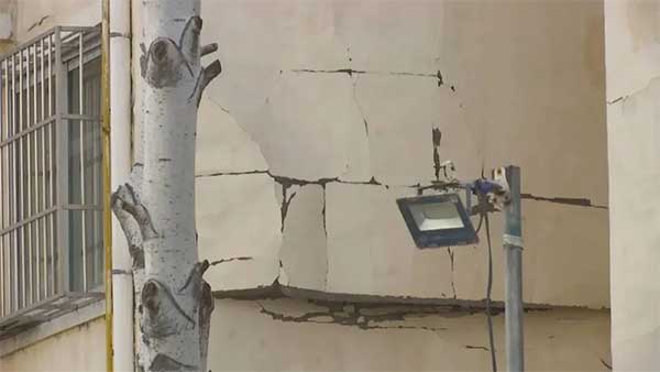 一場(chǎng)大風(fēng)過后，銀川一小區(qū)外墻保溫層大面積脫落！