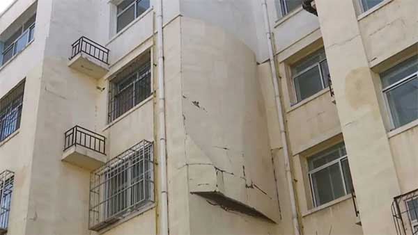 一場(chǎng)大風(fēng)過后，銀川一小區(qū)外墻保溫層大面積脫落！