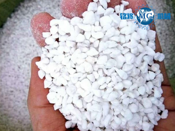 保溫砂漿廠家如何鑒別珍珠巖和?；⒅? /> 
</p>
　　<strong>珍珠巖和?；⒅橄嗤c</strong><br />
　　1、首先兩者生產(chǎn)原料相同，都是用珍珠砂，化學(xué)成分一致，物理性能有別，珍珠巖用珍珠砂外觀不規(guī)則，?；⒅橛谜渲樯巴庥^規(guī)則呈球狀。<br />
　　2、其次兩者防火等級相同，都是A1級防火材料。<br />
<p>
	　　3、兩者結(jié)構(gòu)上有一定相似性，都具備一定的微孔，因此都具備保溫、隔熱、吸聲等特性。
</p>
<p style=