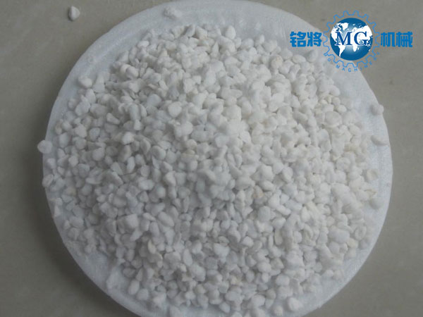 保溫砂漿廠家如何鑒別珍珠巖和?；⒅? /> 
</p>
　　<strong>珍珠巖和?；⒅椴煌c</strong><br />
　　1、外觀不同：膨脹珍珠巖外觀呈片狀，不規(guī)則，像玻璃碎片狀，?；⒅橥庥^呈球狀，規(guī)則，顆粒均勻，像鵝卵石經(jīng)過打磨。<br />
　　2、生產(chǎn)工藝不同：膨脹珍珠巖是由煤氣發(fā)生爐用天然氣加熱膨脹而成，而?；⒅槭怯呻姞t用電?；?。<br />
　　3、吸水率不同：?；⒅槲?，膨脹珍珠巖吸水率很大。<br />
　　4、強度不一樣：膨脹珍珠巖強度低，易損耗，容重在70-100kgm3；?；⒅閺姸雀?，損耗少，容重在110-130kgm3。<br />
<p>
	　　5、用途不同：?；⒅橹饕迷谕鈮Ρ厣?，膨脹珍珠巖主要用在屋面及樓面保溫上。
</p>
<p style=