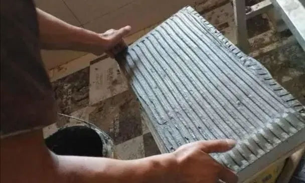 40年經(jīng)驗(yàn)的瓦工師傅，為你講解瓷磚膠里為什么不要加膩?zhàn)臃郏? /> 
</p>
　　<strong>鋪地磚時(shí)強(qiáng)力粘結(jié)劑能加入膩?zhàn)臃刍旌鲜褂脝幔?/strong><br />
　　這個(gè)問(wèn)題所問(wèn)的是我們家里要鋪地磚的時(shí)候，使用的是強(qiáng)力粘結(jié)劑，也就是我們所說(shuō)的瓷磚專(zhuān)用粘結(jié)劑即瓷磚膠，那么在使用瓷磚膠的時(shí)候能向里面加入膩?zhàn)臃蹎?？給出的個(gè)人觀點(diǎn)就是瓷磚膠中是絕對(duì)禁止加入膩?zhàn)臃鄣?。為什么瓷磚膠不能夠加入膩?zhàn)臃勰?？個(gè)人給出的原因有如下四點(diǎn)。<br />
　?、伲簩?dǎo)致所鋪貼的地磚出現(xiàn)空鼓以及松動(dòng)。導(dǎo)致使用瓷磚膠加入膩?zhàn)臃垡院螅佡N的瓷磚出現(xiàn)空鼓和松動(dòng)的最根本的原因就是瓷磚膠失效。也就是說(shuō)我們的瓷磚膠本來(lái)應(yīng)該有很強(qiáng)的粘結(jié)力，但是假如你膩?zhàn)臃垡院髮?dǎo)致粘結(jié)力下降，甚至完全失效。所以說(shuō)在瓷磚膠中是絕對(duì)不能夠加入膩?zhàn)臃鄣摹?br />
　?、冢捍纱u膠產(chǎn)品的要求決定了是不能夠向其中加入膩?zhàn)臃鄣摹?duì)于瓷磚膠，它是一種專(zhuān)用的強(qiáng)力的瓷磚粘結(jié)材料。因?yàn)榇纱u膠是使用水泥，膠，還有其它的一些纖維素作為原材料，然后按照一定的比例攪拌均勻制作而成的。在使用的時(shí)候一般是加入一定量的水，然后攪拌均勻，這樣可以保證這種材料正常的發(fā)揮一些作用。而如果我們加入了膩?zhàn)臃?，就?huì)改變其配比，甚至發(fā)生不利的化學(xué)反應(yīng)而導(dǎo)致我們瓷磚膠失去其應(yīng)有的效果。<br />
　?、郏耗?zhàn)臃郾旧淼奶匦运鶝Q定的。對(duì)于常用的膩?zhàn)臃?，大家都知道，是使用一定量的膠，然后以石灰作為原材料攪拌均勻制造而成的。在使用的時(shí)候就是加入一定量的水?dāng)嚢枰院髞?lái)進(jìn)行涂抹。例如我們室內(nèi)墻面上所批刮的膩?zhàn)樱际鞘褂媚佔(zhàn)臃壑谱鞫傻?。但是這種材料強(qiáng)度很低，遇水以后就失效了。而把膩?zhàn)臃奂尤氪纱u膠以后，同樣也會(huì)導(dǎo)致這種材料的失效。所以說(shuō)，膩?zhàn)臃凼遣贿m合與別的材料混合使用的。<br />
　?、埽哼€會(huì)引起我們瓷磚縫隙出現(xiàn)返堿的情況。所謂瓷磚縫隙的返堿，就是瓷磚鋪貼完成以后，大家會(huì)發(fā)現(xiàn)我順著瓷磚的縫隙向外滲透一種白色的結(jié)晶狀粉末狀的物質(zhì)。這種物質(zhì)就是我們加入了膩?zhàn)臃郯l(fā)生化學(xué)反應(yīng)，通過(guò)瓷磚的縫隙上返上來(lái)的。所以加入了膩?zhàn)臃?，?duì)我們以后地面的衛(wèi)生是有嚴(yán)重影響的。<br />
<p>
	　　使用建議：①、如果我們鋪地磚時(shí)使用瓷磚膠，也就是瓷磚粘結(jié)劑，不允許任意的加入膩?zhàn)臃刍蛘呤羌尤胨?。而?yīng)該按照產(chǎn)品的要求的配比去使用。②、鋪地磚的過(guò)程中，無(wú)論我們是使用水泥砂漿還是使用瓷磚膠，都不允許加入膩?zhàn)臃垡玻褪悄佔(zhàn)臃鄄辉试S出現(xiàn)在瓷磚粘貼材料中。
</p>
<p style=