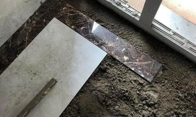 40年經(jīng)驗(yàn)的瓦工師傅，為你講解瓷磚膠里為什么不要加膩?zhàn)臃郏? /> 
</p>
　　<strong>為何會(huì)出現(xiàn)使用瓷磚膠鋪地磚時(shí)加入膩?zhàn)臃郏?/strong><br />
　　上面給大家介紹了瓦工師傅在鋪地磚的過(guò)程中，向瓷磚膠中加入了膩?zhàn)臃?，?huì)導(dǎo)致四點(diǎn)最常見(jiàn)的問(wèn)題?？墒羌热粫?huì)出現(xiàn)這么多問(wèn)題，為什么瓦工師傅會(huì)加入膩?zhàn)臃勰?？其?shí)導(dǎo)致這個(gè)問(wèn)題的原因并不是特別復(fù)雜，個(gè)人給出的原因有如下四點(diǎn)。<br />
　?、伲航档驼迟N材料的費(fèi)用。對(duì)于瓷磚膠，大家應(yīng)該都有所了解，一小袋的價(jià)格就很貴。如果全部使用瓷磚膠來(lái)鋪地磚，那么每平米要比水泥砂漿費(fèi)用高出來(lái)接近1/3。所以在鋪地磚的時(shí)候，很多的瓦工師傅都想節(jié)省瓷磚膠，然后加入一些材料來(lái)代替。這就出現(xiàn)了在瓷磚膠中加入膩?zhàn)臃鄣那闆r。<br />
　　②：在瓷磚膠中加入膩?zhàn)臃垡院?，瓷磚膠更容易施工。因?yàn)榇纱u膠加水?dāng)嚢枰院笫欠浅ｐこ淼?，使用基本都是用鋸齒形刮刀進(jìn)行刮的，刮時(shí)候還是比較費(fèi)力氣的。但是如果在瓷磚膠中加入了膩?zhàn)臃?，其?shí)確實(shí)是增加了瓷磚膠的和易性。這個(gè)時(shí)候我們刮起來(lái)是非常的容易。也就說(shuō)，對(duì)鋪貼瓷磚的操作上來(lái)說(shuō)更加的簡(jiǎn)單。<br />
　?、郏轰佡N地磚的瓦工對(duì)粘貼材料的特性不了解所導(dǎo)致的。也就是說(shuō)，我們家中給我們鋪地地磚，他不知道我們所選購(gòu)的瓷磚膠是如何使用的，這就是導(dǎo)致在使用的過(guò)程中把不同的材料混合在一起。例如發(fā)現(xiàn)了瓷磚膠和膩?zhàn)臃鄯旁谝黄穑褂玫臅r(shí)候就把兩種材料放在一起進(jìn)行了攪拌。這也是常見(jiàn)的一種操作上的錯(cuò)誤導(dǎo)致的。<br />
　　提示建議：<br />
　　①、如果我們家里鋪瓷磚，大家一定要找專(zhuān)業(yè)的公司來(lái)進(jìn)行鋪貼。然后所有的鋪貼材料都嚴(yán)格按照產(chǎn)品的要求去使用，不得任意改變其配比以及使用方法。<br />
　　②、對(duì)于家庭裝所有家裝的材料，應(yīng)該分類(lèi)碼放，把不同的材料碼放在不同的區(qū)域。這樣也可以避免工人在使用的時(shí)候把材料用錯(cuò)的情況。<br />
　?、?、當(dāng)我們發(fā)現(xiàn)鋪地磚時(shí)，加入了其它的材料時(shí)，個(gè)人建議大家應(yīng)該立即叫停，然后將鋪貼完成的進(jìn)行返工，以免留下質(zhì)量隱患。<br />
　　對(duì)于家庭中瓷磚的鋪貼，常規(guī)的方法就是根據(jù)所鋪貼的瓷磚去選擇對(duì)應(yīng)的粘貼材料。例如我們要鋪地面的瓷磚，最常規(guī)的就是使用水泥砂漿來(lái)進(jìn)行鋪貼。如果我們選用了專(zhuān)用的瓷磚膠來(lái)鋪地磚，那么就必須保證瓷磚膠的使用是符合產(chǎn)品說(shuō)明上的要求的。其實(shí)對(duì)于家裝中其它的一些裝修材料也是如此。我們只有根據(jù)產(chǎn)品的要求去嚴(yán)格使用，這樣才能盡可能保證產(chǎn)品的質(zhì)量。這樣即使以后出現(xiàn)了問(wèn)題，也有維權(quán)的可能。<br />
<div style=