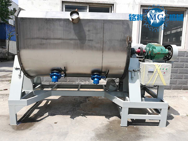 工人和真石漆攪拌機(jī)需要休息和補(bǔ)充，以更好地提高效率