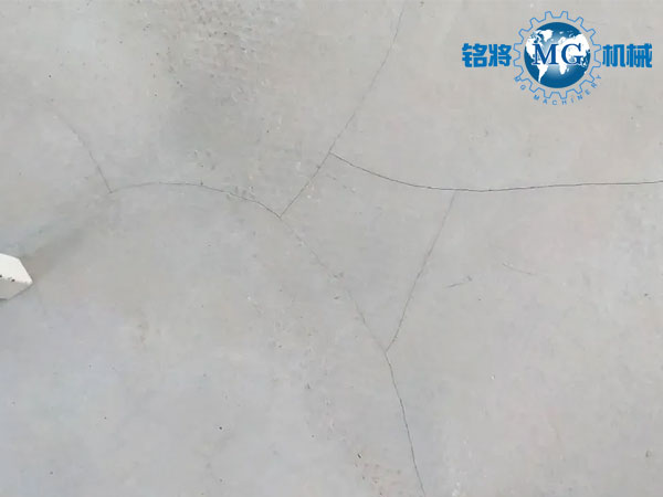 都說(shuō)石膏基自流平抗開裂，可為啥到處開裂？